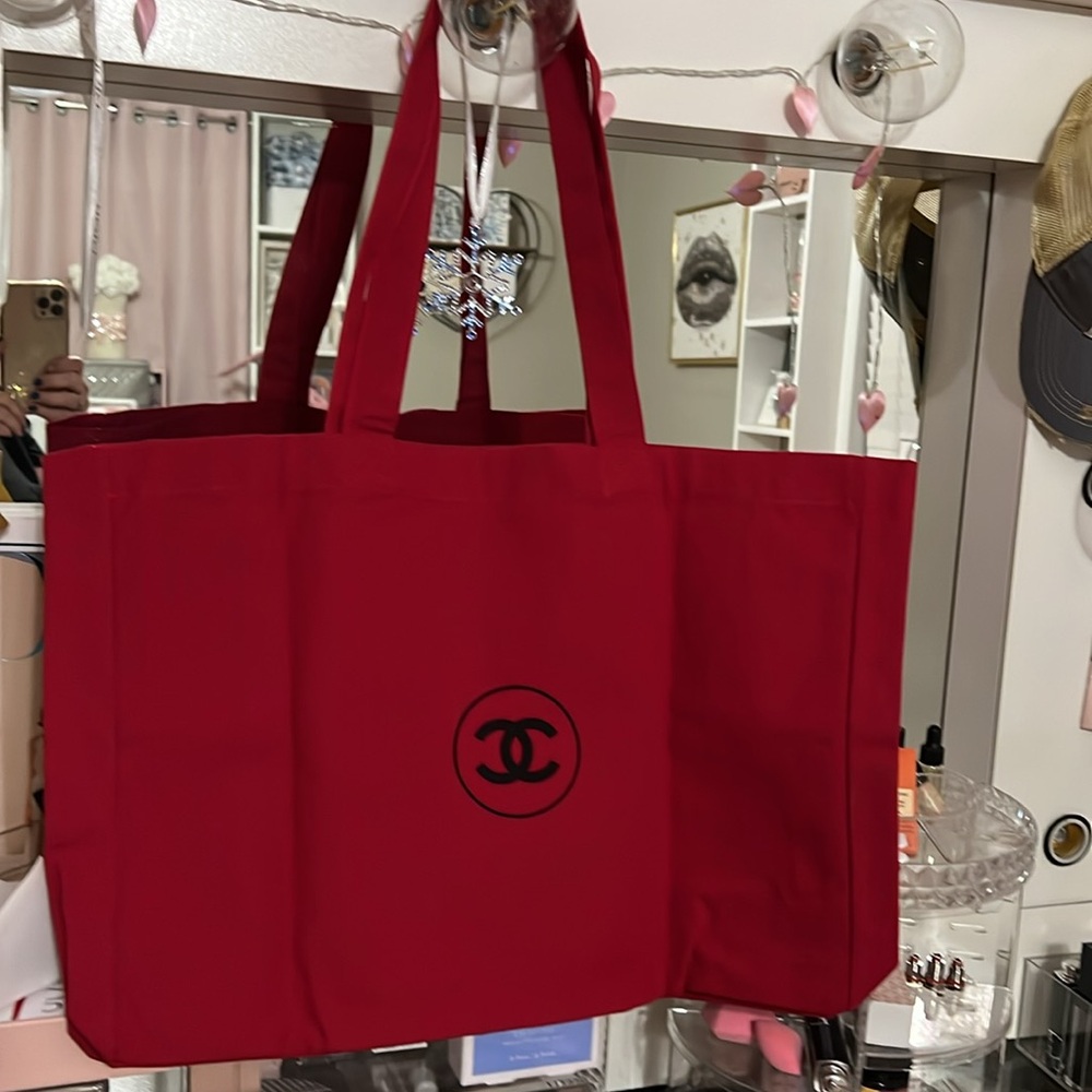 CHANEL Red Elegant Tote Bag - Picture 7 of 10